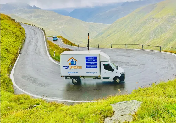 Top-Umzüge-AG-Internationaler-Umzug-Umzugsfirma-Zürich-Umzugswagen-Privatumzug-Firmenumzug-Umzugsreinigung-Lieferwagen-in-den-Bergen