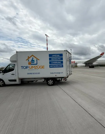Top-Umzüge-AG-Internationaler-Umzug-Umzugsfirma-Zürich-Umzugswagen-Privatumzug-Firmenumzug-Umzugsreinigung-Lieferwagen-im-Flughafen-Zürich-Schweiz